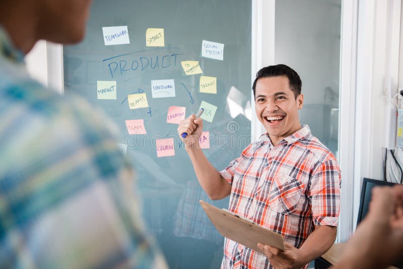 Arbeitskräfte des jungen Mannes, welche die Hände zusammengepreßt, um ein neues Ziel mit genauer Strategieteamwork zu feiern tun stockfotografie