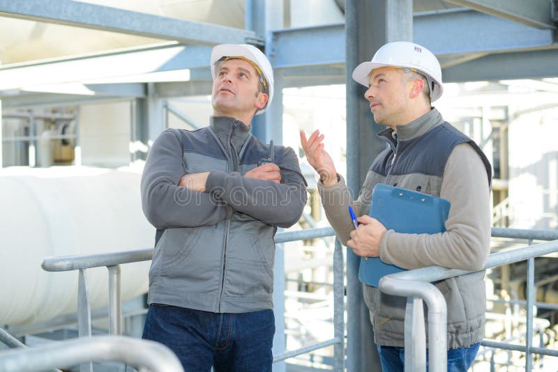 Arbeitskr?fte in der Fabrik drau?en stockfotografie Arbeitskr?fte in der Fabrik drau?en stockfotografie