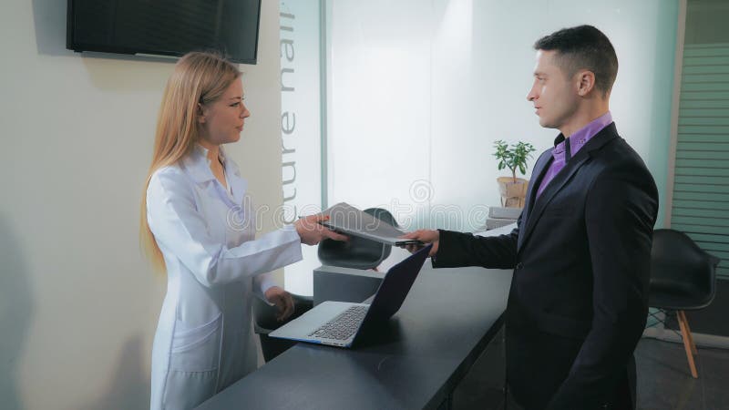 Arbeitskräfte in der Klinik stockfoto Arbeitskräfte in der Klinik stockfoto