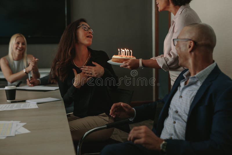 Arbeitskräfte, die Kollege ` s Geburtstag im Büro feiern lizenzfreie stockbilder Arbeitskräfte, die Kollege ` s Geburtstag im Büro feiern lizenzfreie stockbilder