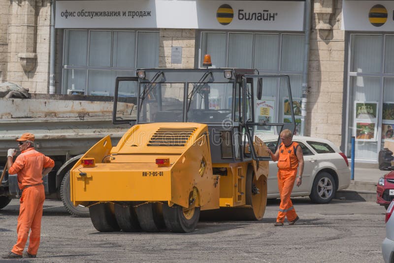 Arbeitskräfte und Asphaltrolle, Straßenreparatur lizenzfreie stockfotografie Arbeitskräfte und Asphaltrolle, Straßenreparatur lizenzfreie stockfotografie