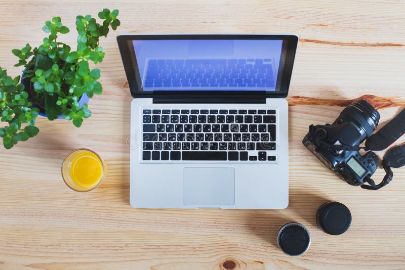Arbeitsplatz des Fotografen, Draufsicht des Gangs, Kamera mit Linsen lizenzfreie stockbilder Arbeitsplatz des Fotografen, Draufsicht des Gangs, Kamera mit Linsen lizenzfreie stockbilder