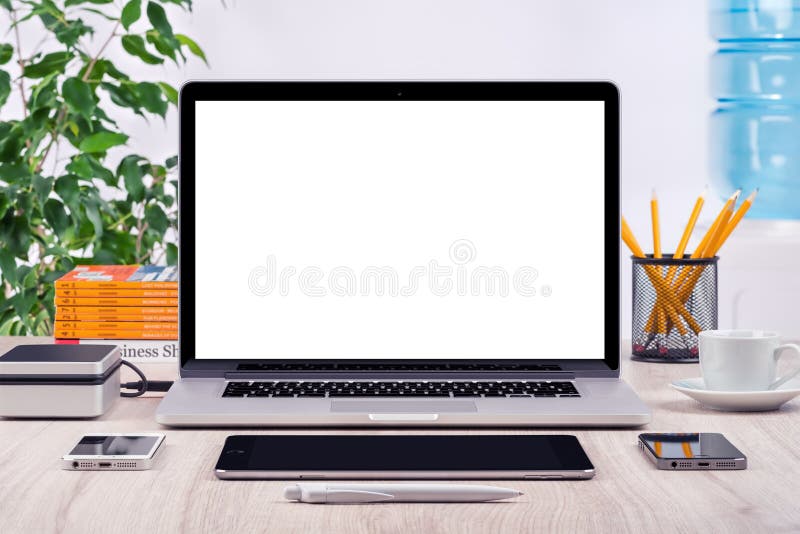 Arbeitsplatz mit verschiedenen Geräten des offenen Laptopmodells lizenzfreies stockbild Arbeitsplatz mit verschiedenen Geräten des offenen Laptopmodells lizenzfreies stockbild