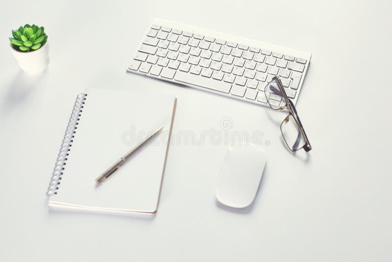 Arbeitsplatzdarstellungsmodell, Tischrechner und Büro zusätzl. lizenzfreies stockbild Arbeitsplatzdarstellungsmodell, Tischrechner und Büro zusätzl. lizenzfreies stockbild