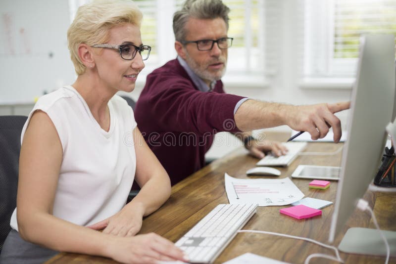 Arbeitsteamgeschäft im Büro lizenzfreie stockfotos Arbeitsteamgeschäft im Büro lizenzfreie stockfotos