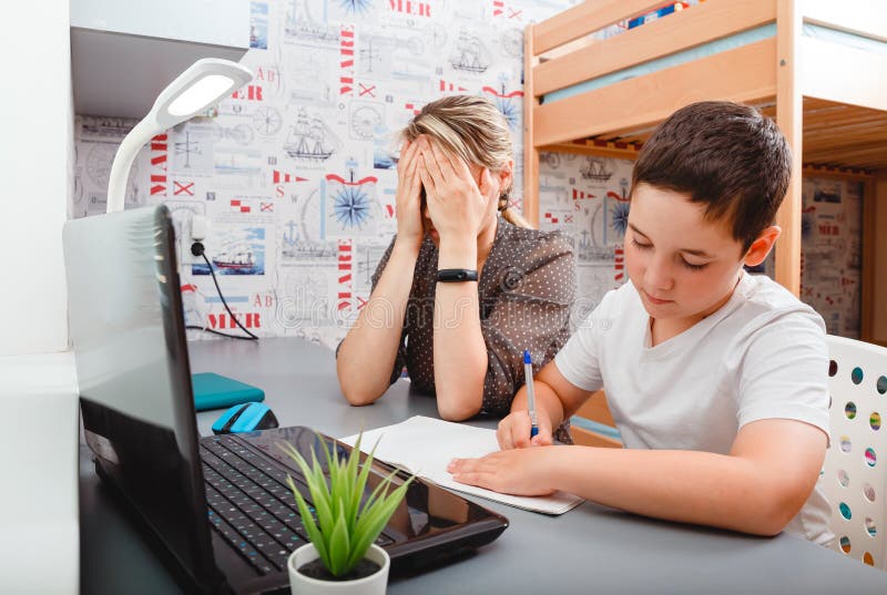 Arbeta från frilansjobb för fjärrarbete hemma. distansutbildning arkivbild