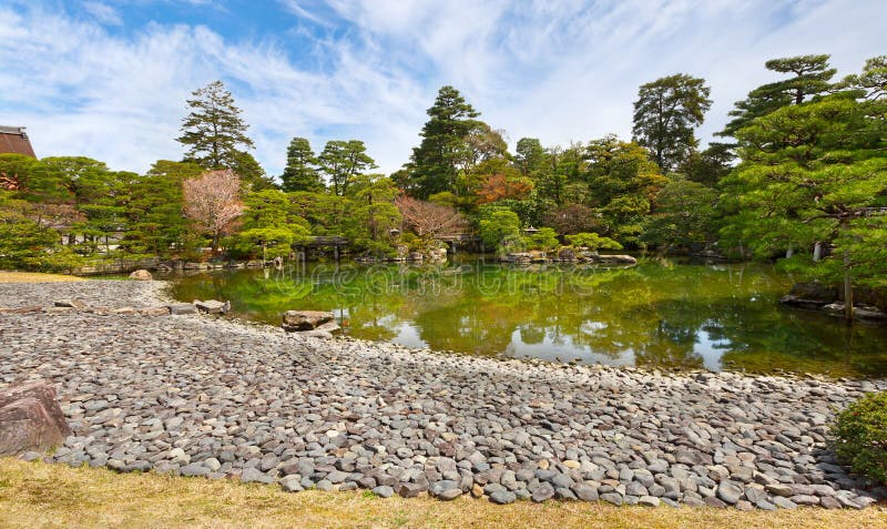 Arbeta i trädgården i den imperialistiska slotten, Kyoto, Japan arkivbild Arbeta i trädgården i den imperialistiska slotten, Kyoto, Japan arkivbild