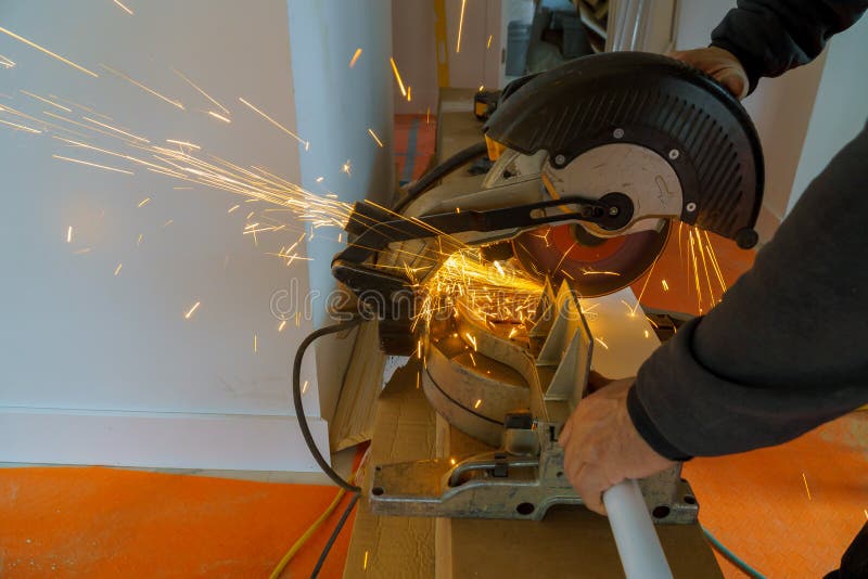 Arbetarcuttingmetall med grinderen malande järnsparks royaltyfri fotografi Arbetarcuttingmetall med grinderen malande järnsparks royaltyfri fotografi