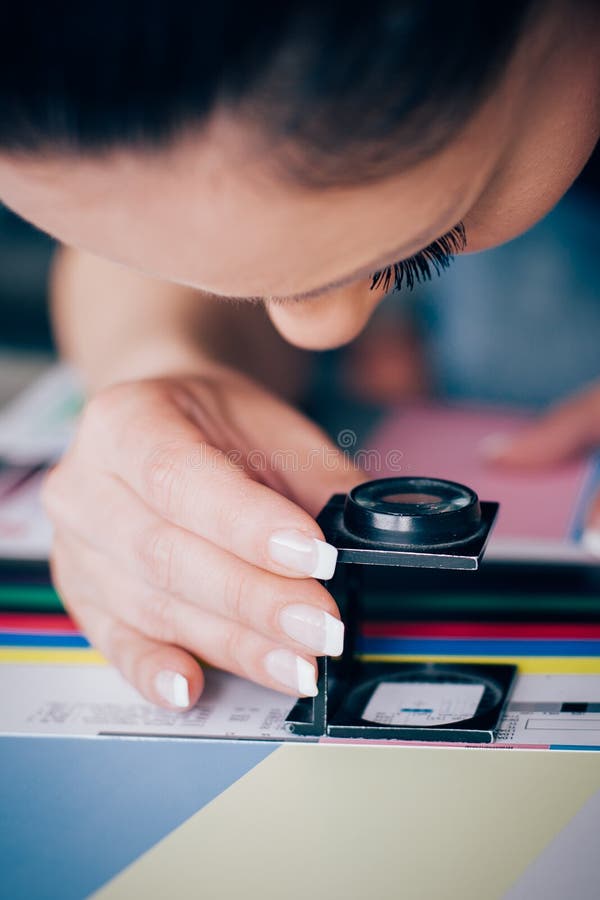 Arbetare i printing och centar bruk för press ett förstoringsglas arkivfoto Arbetare i printing och centar bruk för press ett förstoringsglas arkivfoto