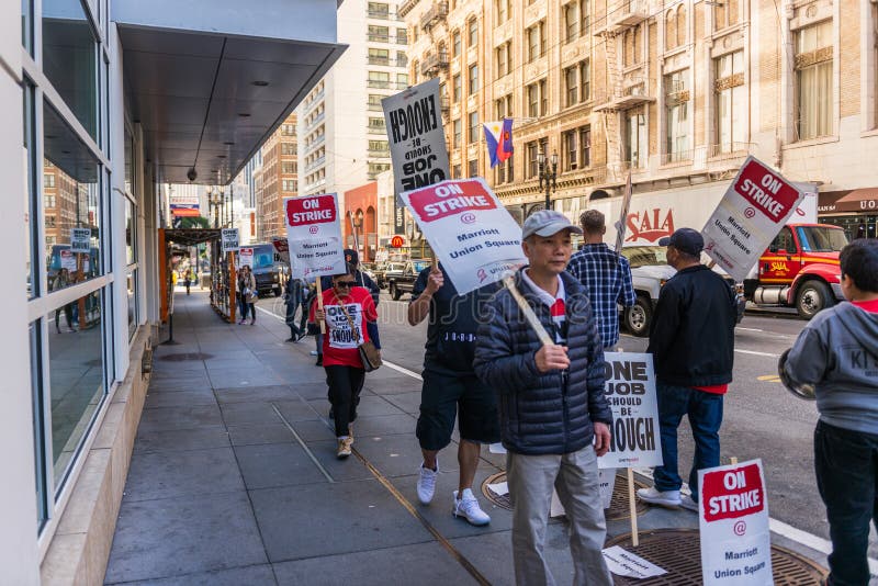 Arbetare slår på ingången av det Marriott Union Square hotellet i San Francisco, Kalifornien, USA royaltyfri foto Arbetare slår på ingången av det Marriott Union Square hotellet i San Francisco, Kalifornien, USA royaltyfri foto