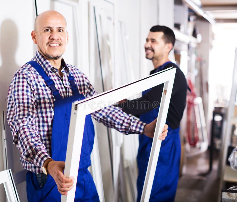 Arbetare som kontrollerar PVC-tillverkningsefterbehandling royaltyfri fotografi Arbetare som kontrollerar PVC-tillverkningsefterbehandling royaltyfri fotografi