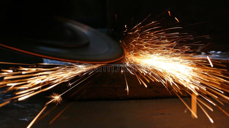Arbetare som maler en metalldel royaltyfria bilder Arbetare som maler en metalldel royaltyfria bilder