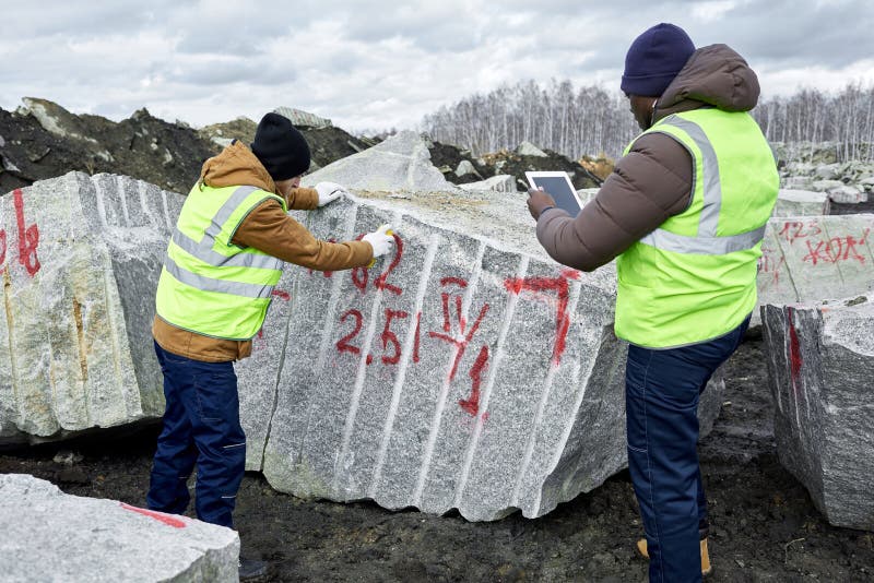 Arbetare som markerar granitkvarter royaltyfri bild