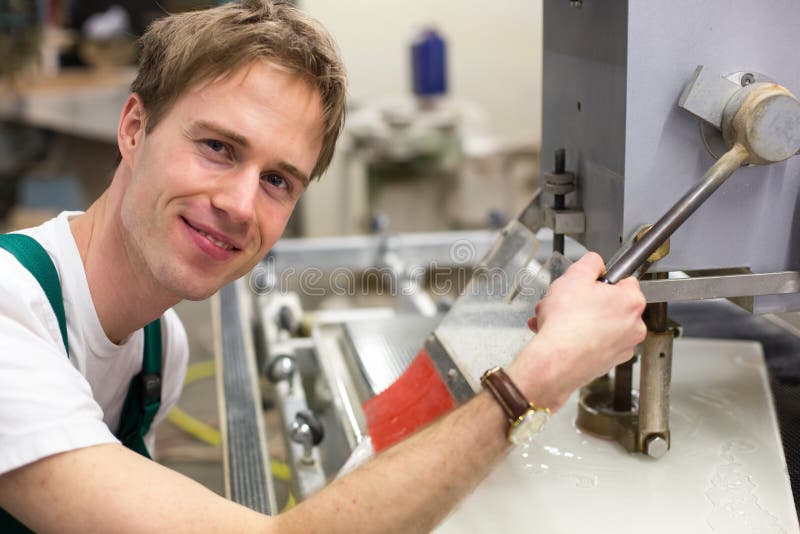 Arbetaren fungerar den glass borrandemaskinen arkivbilder Arbetaren fungerar den glass borrandemaskinen arkivbilder
