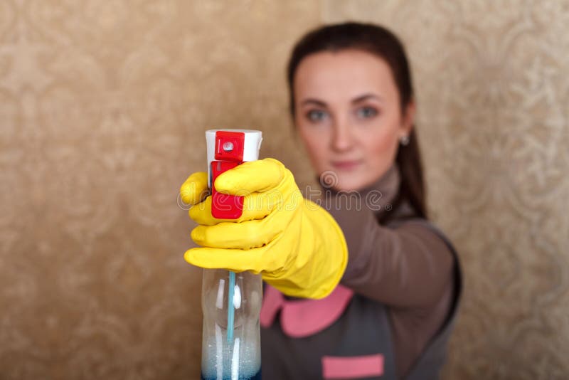 Arbete för lokalvårdserviscerengöringsmedel i rubber handskar royaltyfria bilder Arbete för lokalvårdserviscerengöringsmedel i rubber handskar royaltyfria bilder