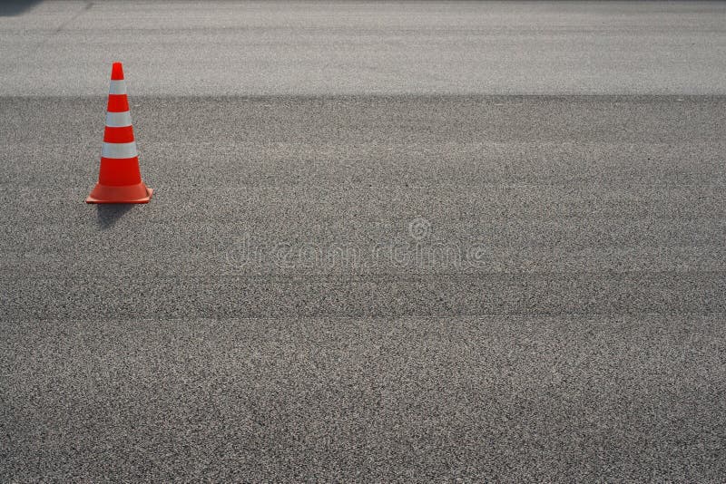 Arbete p? v?gen Konstruktionskotte Trafikera kotten, med vit- och apelsinband p? asfalt Gata- och trafiktecken f?r att signalera royaltyfri foto Arbete p? v?gen Konstruktionskotte Trafikera kotten, med vit- och apelsinband p? asfalt Gata- och trafiktecken f?r att signalera royaltyfri foto