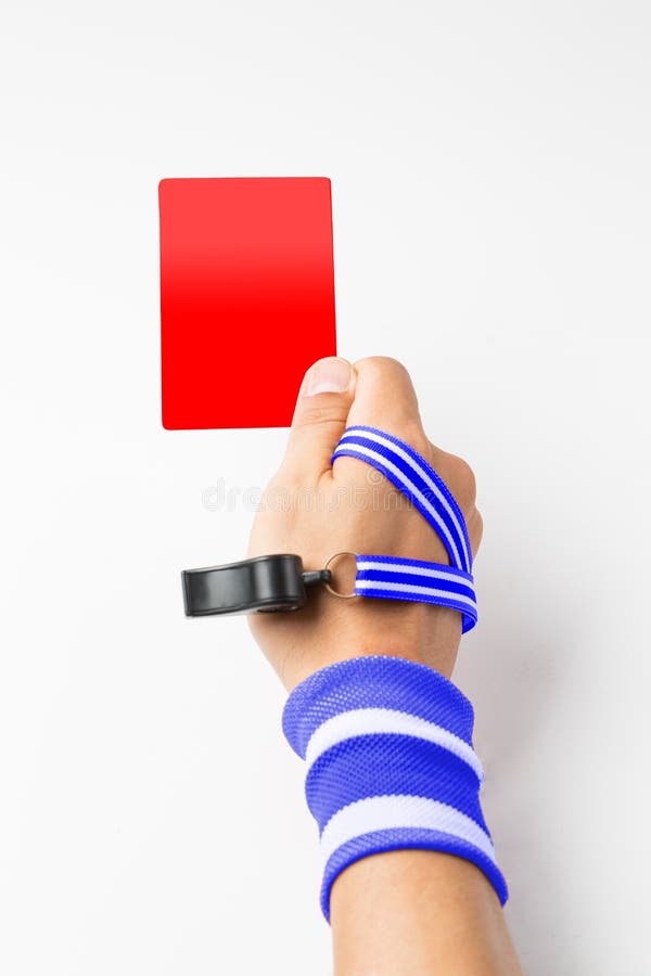 Arbitri la carta di manifestazione del fischio e della mano al giocatore fotografie stock Arbitri la carta di manifestazione del fischio e della mano al giocatore fotografie stock
