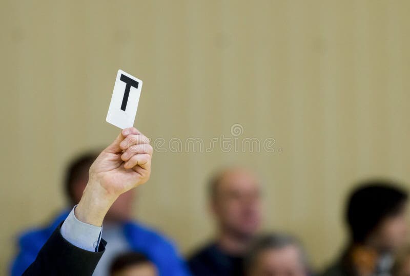 Arbitrów przedstawień karta podczas stołowego tenisa dopasowania zdjęcie stock Arbitrów przedstawień karta podczas stołowego tenisa dopasowania zdjęcie stock