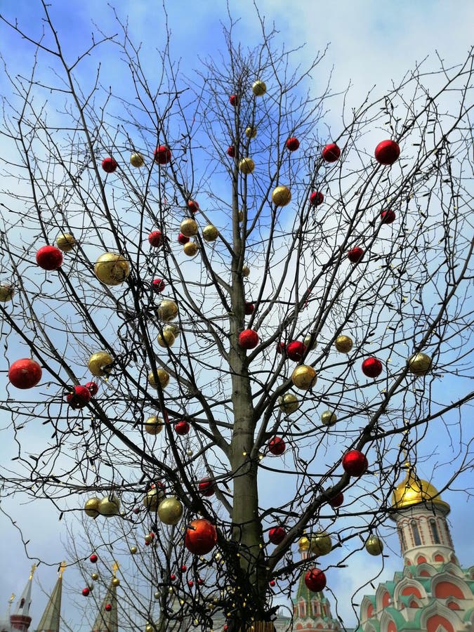 Arbre avec des jouets de Noël photographie stock libre de droits Arbre avec des jouets de Noël photographie stock libre de droits