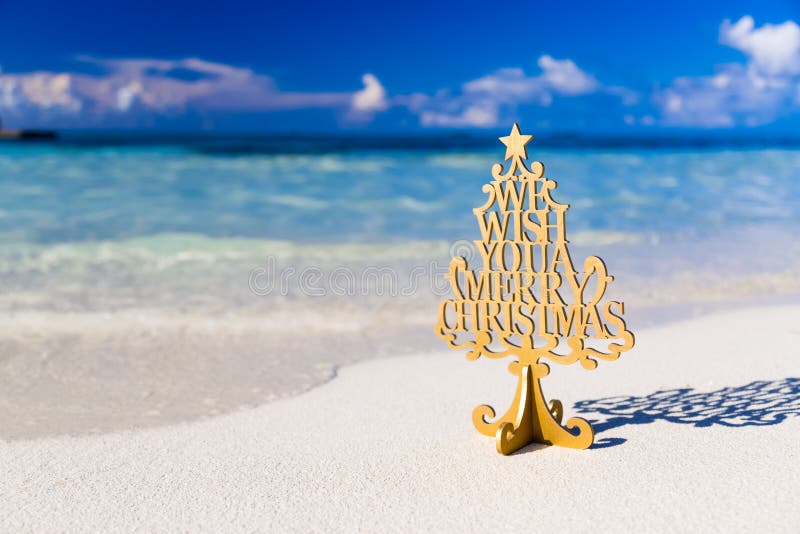 Arbre de Joyeux Noël et décoration de souhait, dans une plage image stock Arbre de Joyeux Noël et décoration de souhait, dans une plage image stock