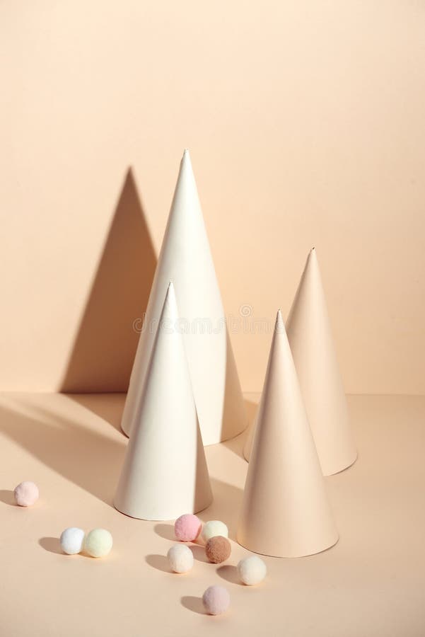 Arbre de Noël créatif avec le papier beige de cône photo libre de droits