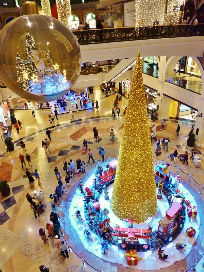 Arbre De Noël Dans Le Mail Dubaï D'émirats Photo stock éditorial