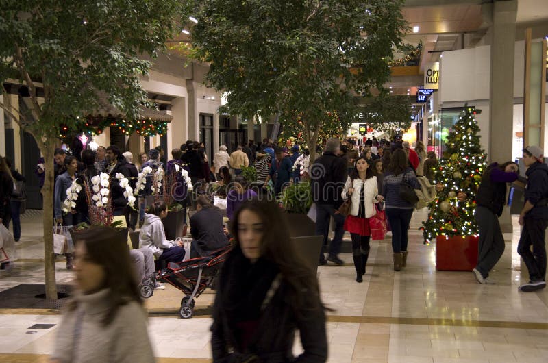 Arbre de Noël de centre commercial de vacances de Black Friday photos stock Arbre de Noël de centre commercial de vacances de Black Friday photos stock