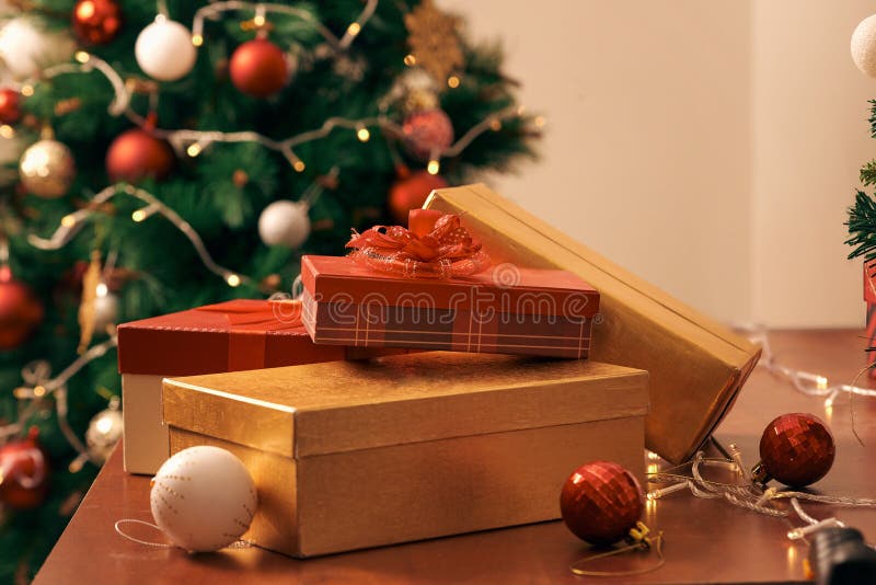 Arbre de Noël décoré avec les boules et les boîte-cadeau colorés à la maison photographie stock Arbre de Noël décoré avec les boules et les boîte-cadeau colorés à la maison photographie stock