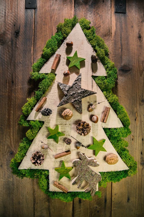 Arbre de Noël décoré du matériel naturel de la forêt photos stock Arbre de Noël décoré du matériel naturel de la forêt photos stock
