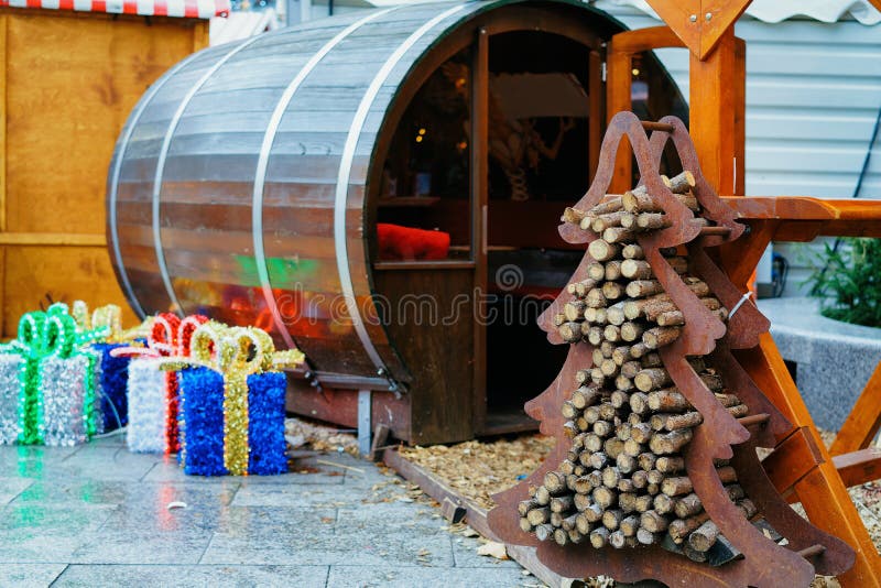 Arbre de Noël en bois au marché de Noël chez Kaiser Wilhelm Memorial Church en hiver Berlin, Allemagne Advent Fair Decoration et image stock Arbre de Noël en bois au marché de Noël chez Kaiser Wilhelm Memorial Church en hiver Berlin, Allemagne Advent Fair Decoration et image stock