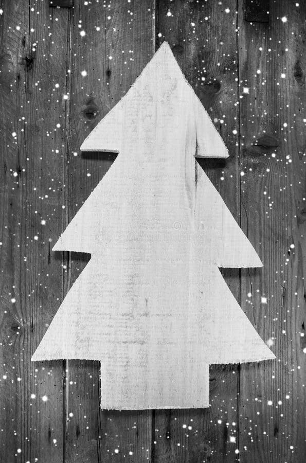 Arbre de Noël fait main en bois dans le style minable sur un b neigeux en bois photographie stock Arbre de Noël fait main en bois dans le style minable sur un b neigeux en bois photographie stock