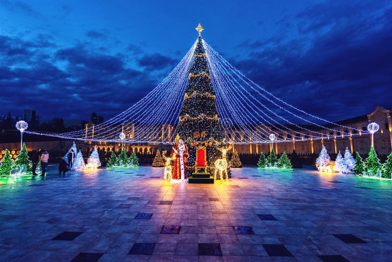 Arbre de Noël la nuit Lumière des ornements réfléchissant sur la tuile images libres de droits Arbre de Noël la nuit Lumière des ornements réfléchissant sur la tuile images libres de droits