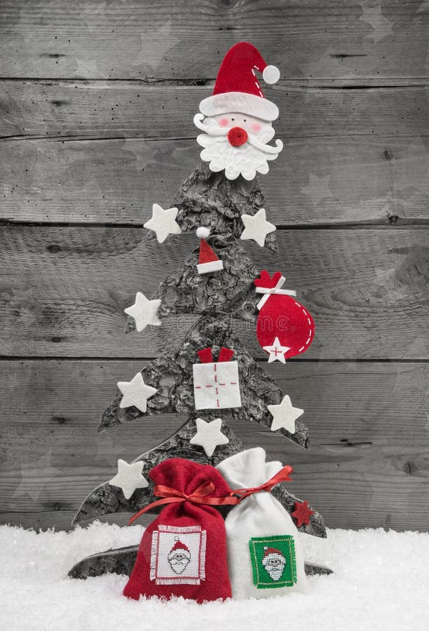 Arbre de Noël sur le fond en bois - carte de voeux. photo libre de droits Arbre de Noël sur le fond en bois - carte de voeux. photo libre de droits