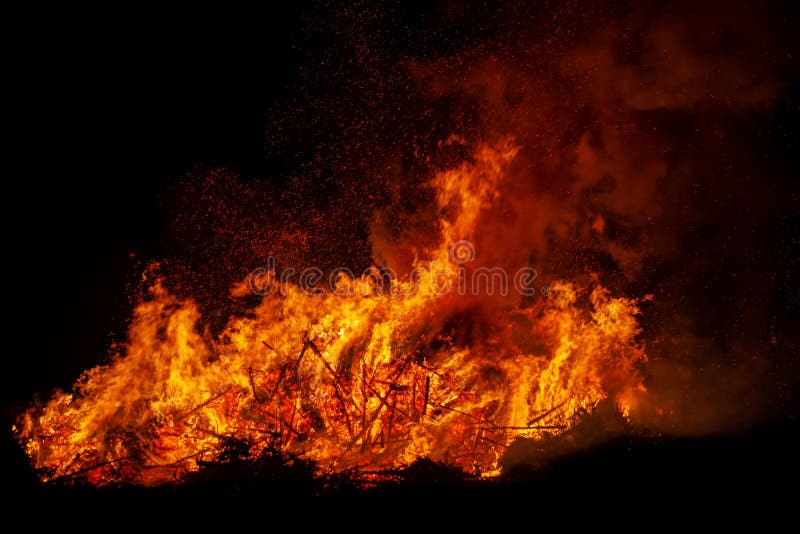 Arbres brûlants de feu la nuit Incendie sur le noir Brillamment, la chaleur, lumière, camping, grand feu photographie stock Arbres brûlants de feu la nuit Incendie sur le noir Brillamment, la chaleur, lumière, camping, grand feu photographie stock