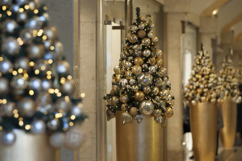 Arbres de Noël dans le mail de luxe images stock Arbres de Noël dans le mail de luxe images stock