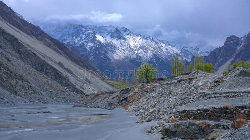 Arbres de peuplier verts avec la petite maison sur la berge de hunza images stock Arbres de peuplier verts avec la petite maison sur la berge de hunza images stock