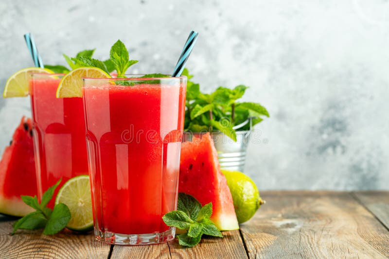 Arbuza slushie z wapnem i mennicą, lata odświeżenia napój w wysokich szkłach na bławym tle Słodki zimno fotografia royalty free Arbuza slushie z wapnem i mennicą, lata odświeżenia napój w wysokich szkłach na bławym tle Słodki zimno fotografia royalty free