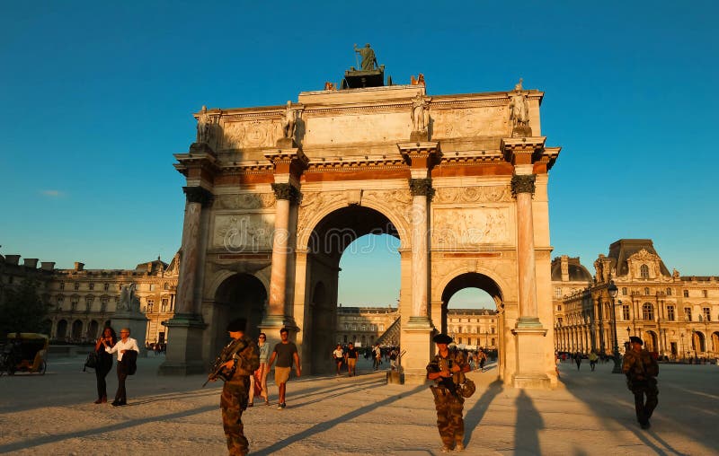 Arc de Triomphe du Carrousel und Militär patrouillieren im Dienst, Paris, Frankreich lizenzfreies stockbild Arc de Triomphe du Carrousel und Militär patrouillieren im Dienst, Paris, Frankreich lizenzfreies stockbild