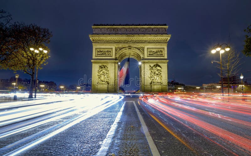 Una enorme un auto operazione in giro arco di notte, Parigi, Francia.