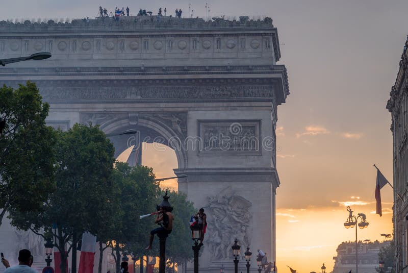 Arc de Triomphe i Paris efter den 2018 världscupen royaltyfri bild Arc de Triomphe i Paris efter den 2018 världscupen royaltyfri bild