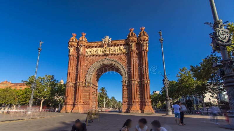 Arc de Triumf timelapse hyperlapse: L'Arc de Triumph, in Barcelona, Spain