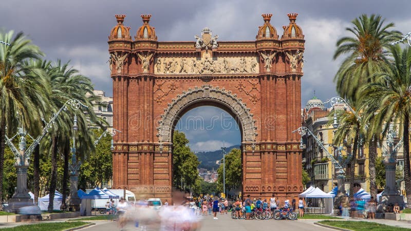Arc de Triumf timelapse: L'Arc de Triumph, in Barcelona, Spain