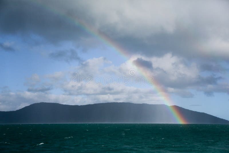 Arc-en-ciel au-dessus de l'océan photo stock Arc-en-ciel au-dessus de l'océan photo stock