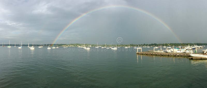 Arc-en-ciel au-dessus de peu de baie de cou à la marina de Bayside à New York photos stock Arc-en-ciel au-dessus de peu de baie de cou à la marina de Bayside à New York photos stock