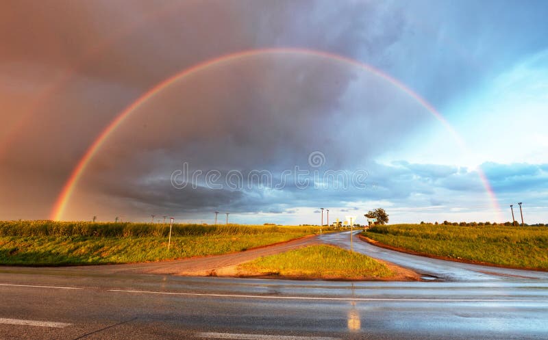 Arc-en-ciel au-dessus de route images libres de droits Arc-en-ciel au-dessus de route images libres de droits