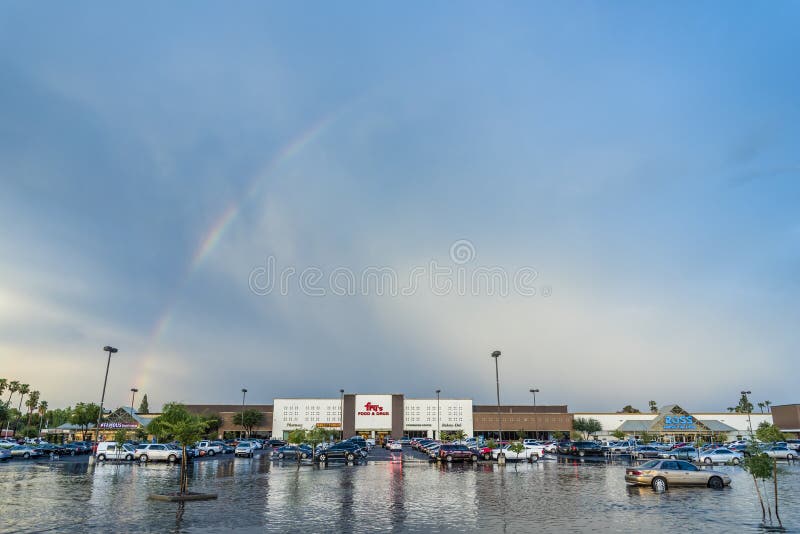 Arc-en-ciel au-dessus de supermarché du ` s de friture images stock Arc-en-ciel au-dessus de supermarché du ` s de friture images stock