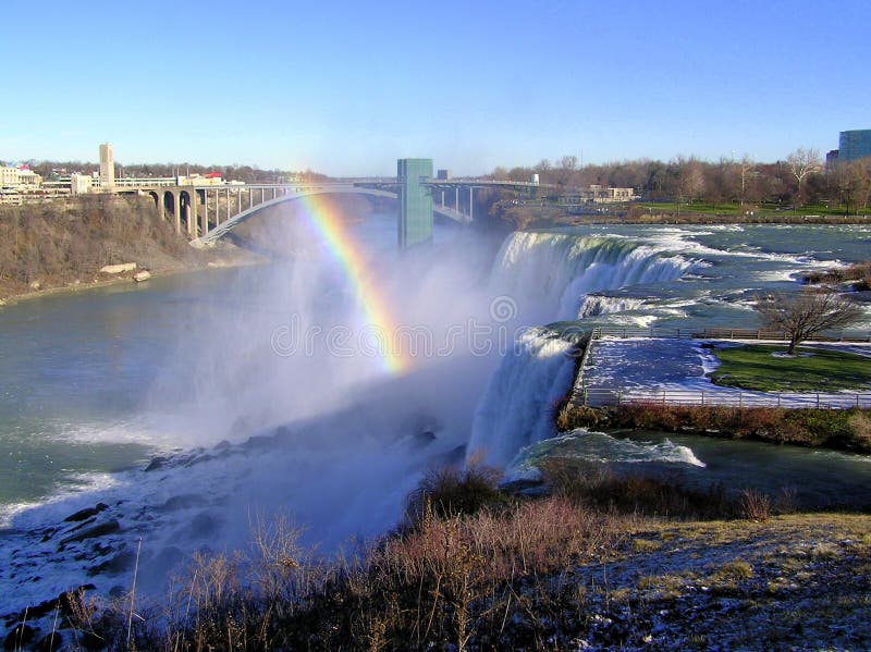 Arc-en-ciel au-dessus des chutes du Niagara et du pont en arc-en-ciel photos stock Arc-en-ciel au-dessus des chutes du Niagara et du pont en arc-en-ciel photos stock