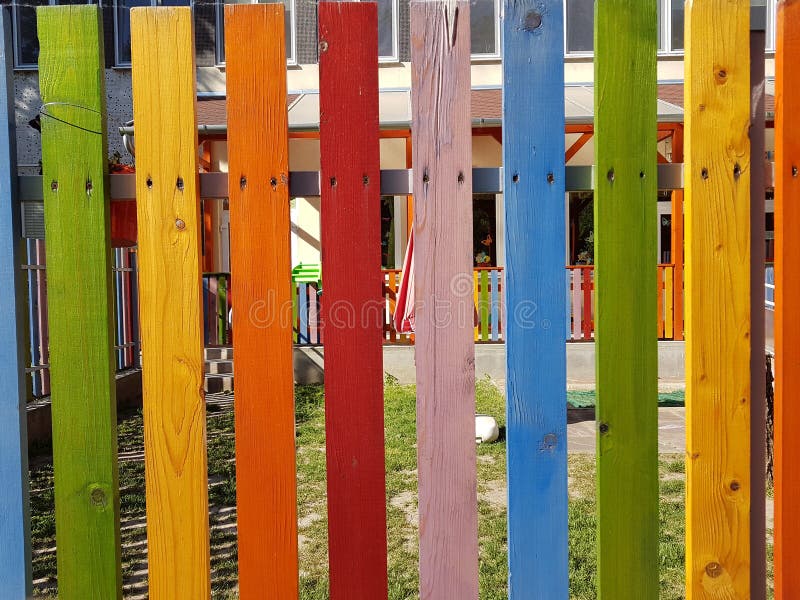 Arc-en-ciel en bois multicolore de barrière peint