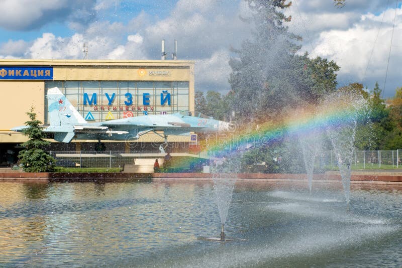 Arc-en-ciel dans la fontaine photo libre de droits Arc-en-ciel dans la fontaine photo libre de droits