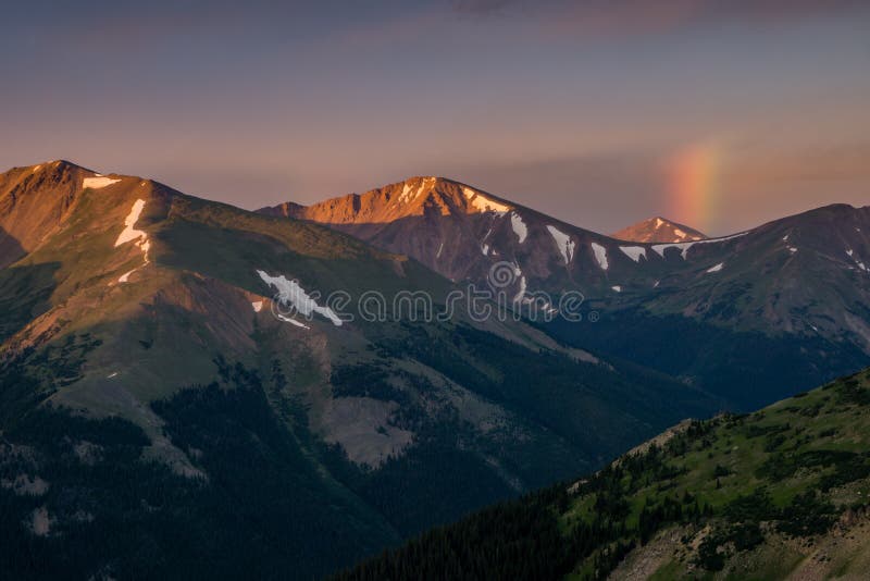 Arc-en-ciel de lever de soleil en montagnes du Colorado images libres de droits Arc-en-ciel de lever de soleil en montagnes du Colorado images libres de droits
